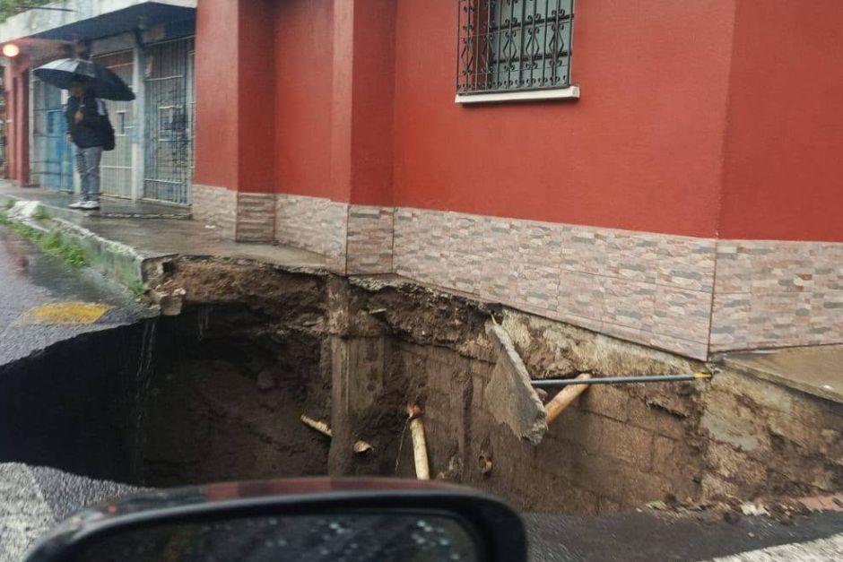 El agujero de gran proporción ha provocado alarma entre los vecinos. (Foto vía: RRSS)