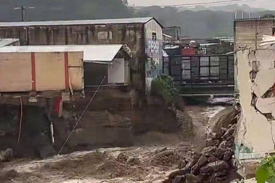 Varias viviendas se han desprendido de los cimientos por las fuertes correntadas de agua. (Foto vía: RRSS)