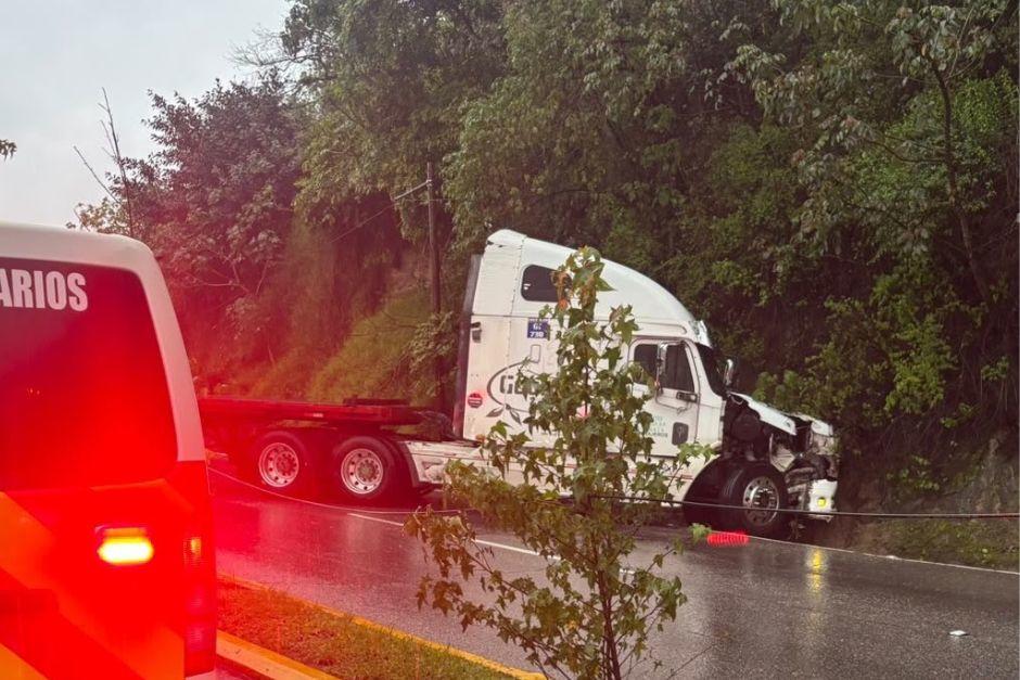El transporte pesado quedó varado tras empotrarse. (Foto vía: EMETRA) 