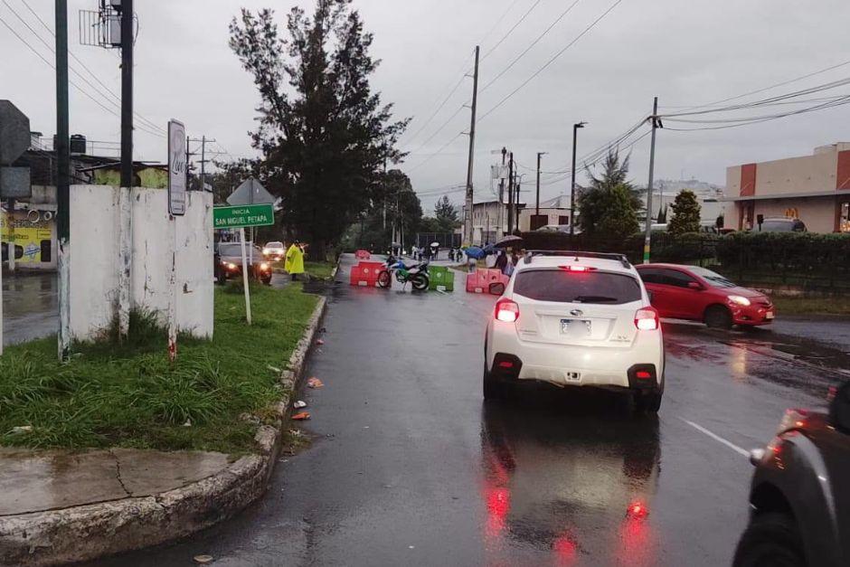 El cierre vial se ha generado por seguridad tras desborde del río. (Foto vía: Policía Municipal de Tránsito, Villa Canales)