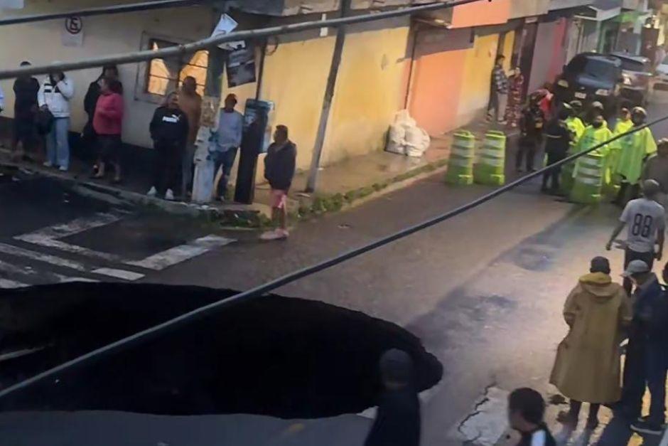 El gran socavamiento se formó frente a una vivienda, luego la cinta asfáltica colapsara. (Foto: cortesía/Soy502)