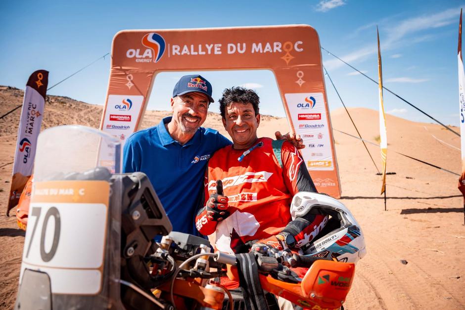 Con la satisfacción de haber finalizado el Rally de Marruecos 2026, Francisco Arredondo, llegó a la meta donde esbozó una sonrisa, diciendo: “misión cumplida”. (Foto: Somos Dakar)