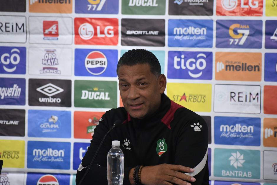 Henk Fraser, técnico de Surinam, se mostró muy tranquilo antes del juego ante Guatemala. (Foto: Rudy Martínez / Nuestro Diario)