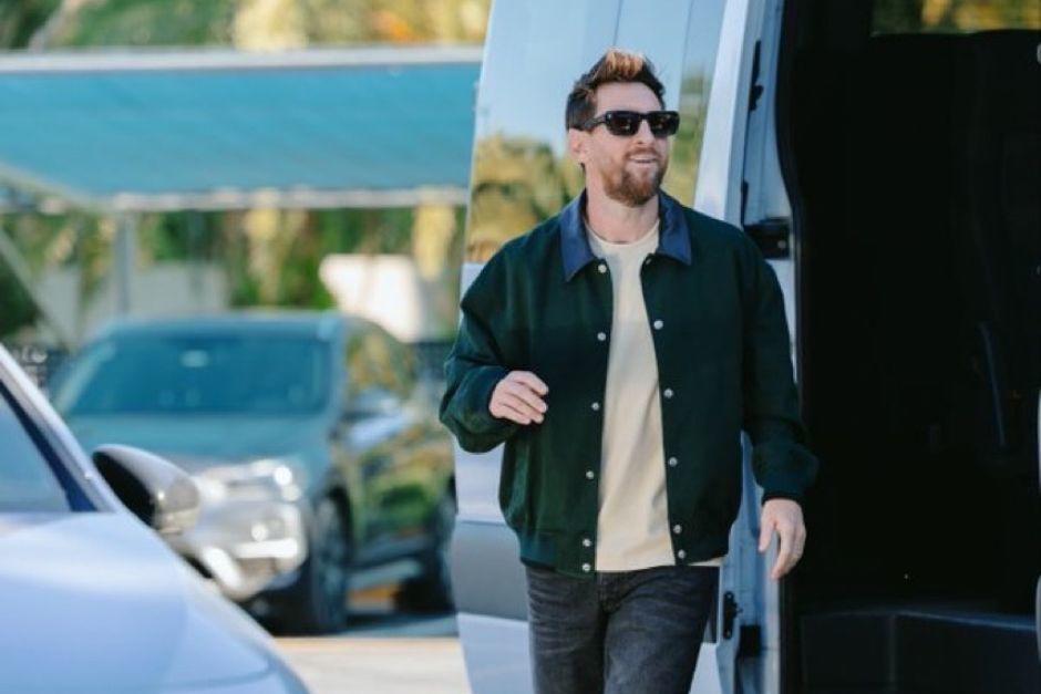 Messi llamó la antención por su "look" en la llegada a la concentración con la Albiceleste. (Foto: AFA)