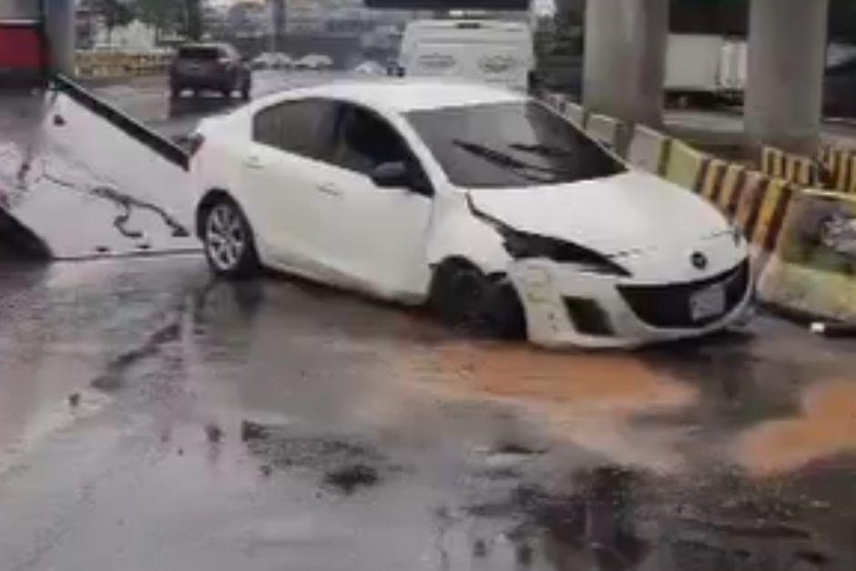 El vehículo quedó destruido por el fuerte impacto. (Foto vía: captura de video)