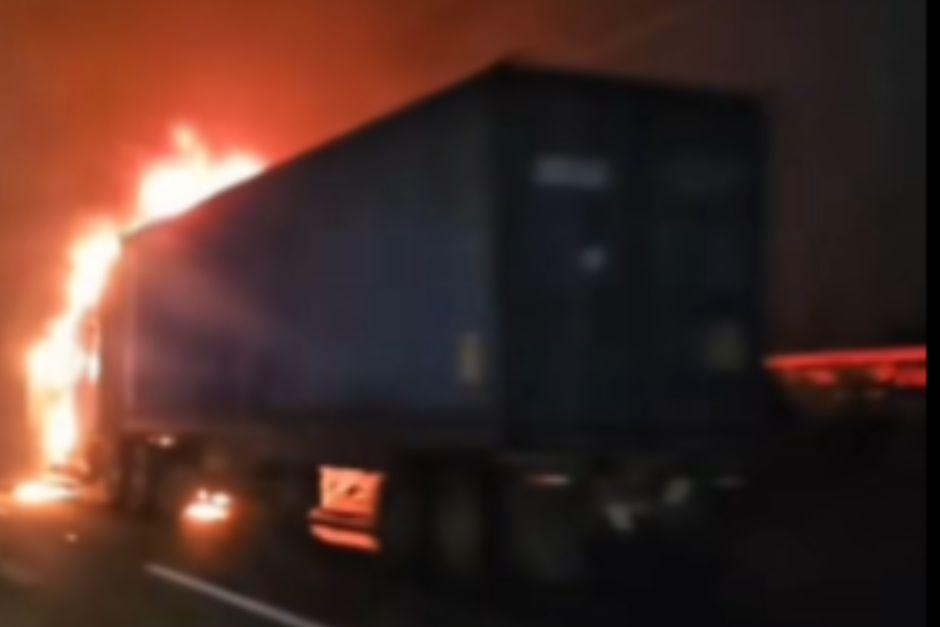 El transporte pesado terminó consumido por el fuego. (Foto vía: captura de video)