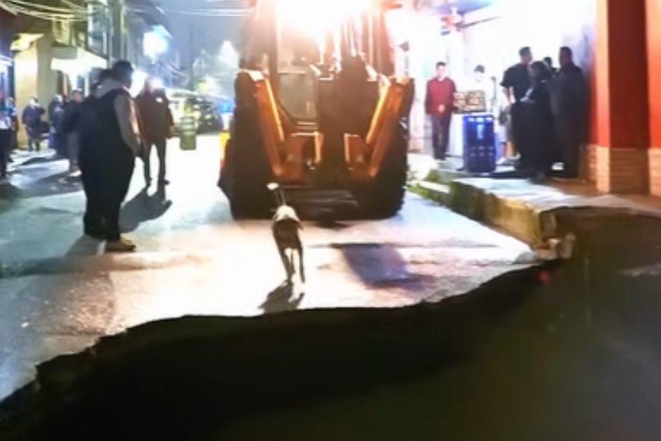 El animal cayó a las profundidades del socavón en Mixco. (Foto vía: captura de video)