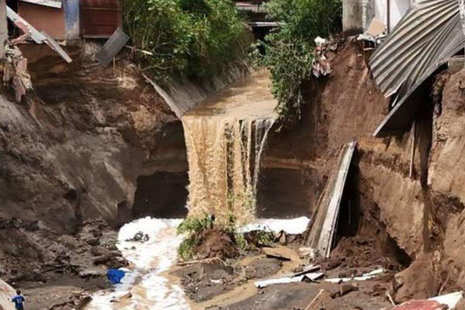 Varias viviendas se han derrumbados tras las crecidas del río Pinula. (Foto vía: RRSS)