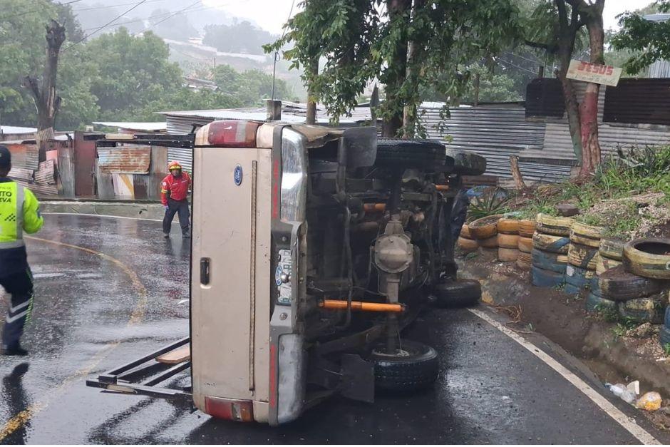 El paso quedó bloqueado tras el fuerte accidente. (Foto vía: Policía Municipal de Tránsito, de Villa Nueva)