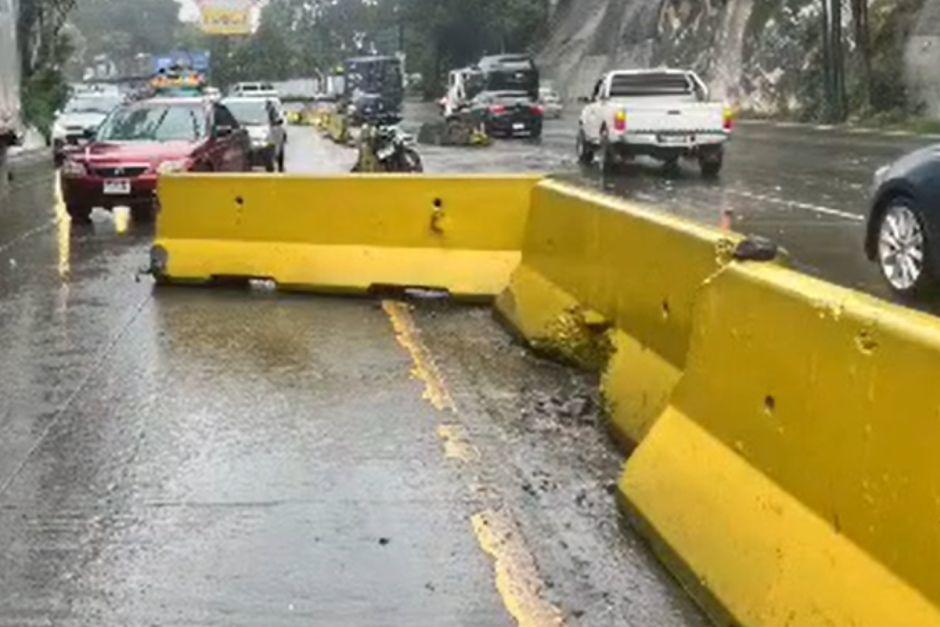 Los separadores viales quedaron derivados tras el accidente. (Foto vía: captura de video)