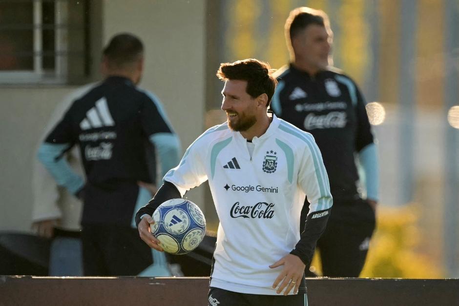 El astro argentino se la pasó bien en su última práctica con los colores de la Albiceleste. (Foto: AFP)