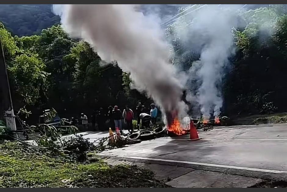 El paso está bloqueado en ambas vías. (Foto: redes sociales)