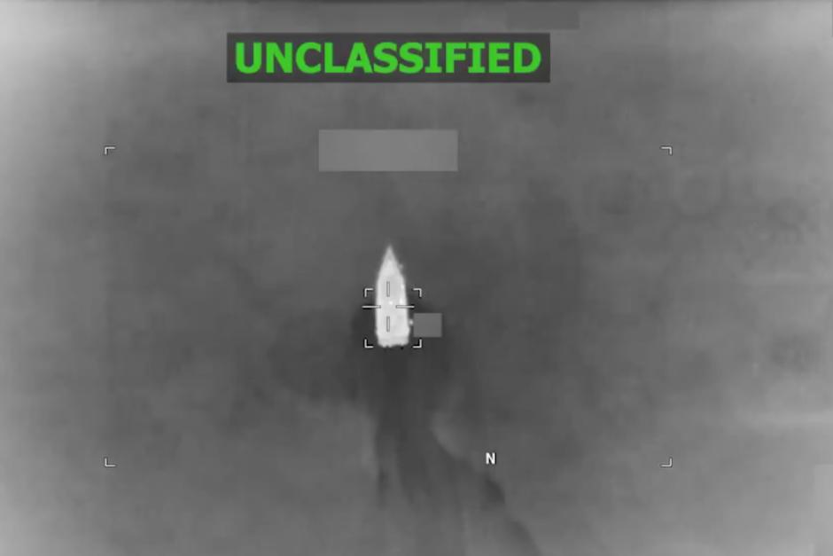 Por medio de un video se observó cómo destruyeron la supuesta narcolancha. (Foto: Captura de video)