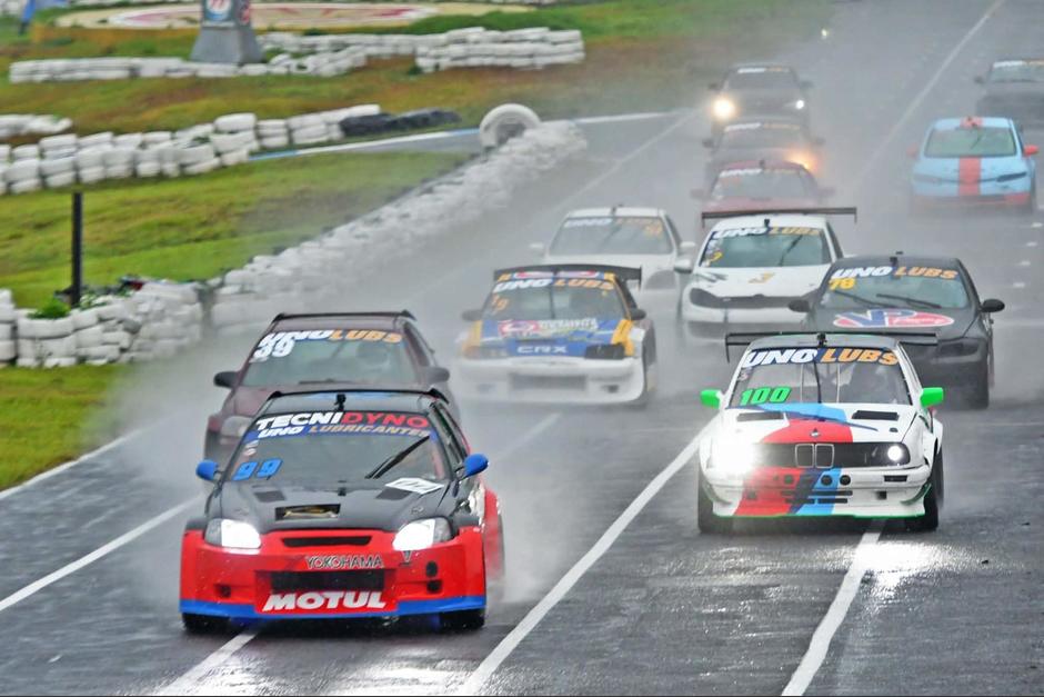 Un obstáculo, con el cual, tuvo que luchar Juanes Morales, fue la lluvia que azotó el autódromo Los Volcanes, durante la carrera. (Foto: David Pérez)