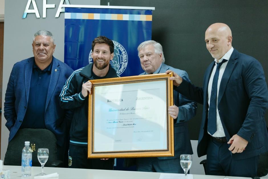 Las autoridades de la Universidad entregaron el reconocimiento al capitán argentino. (Foto: AFA)