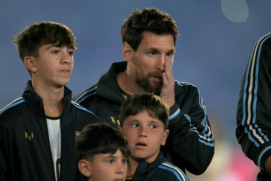 De la mano de sus hijos, Messi vivió un emotivo momento en el himno argentino. (Foto: AFP)