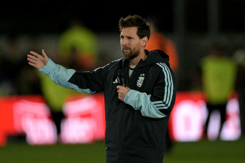 El 10 argentino tomó el micrófono para agradecer y despedirse de la afición en el estadio Monumental. (Foto: AFP)