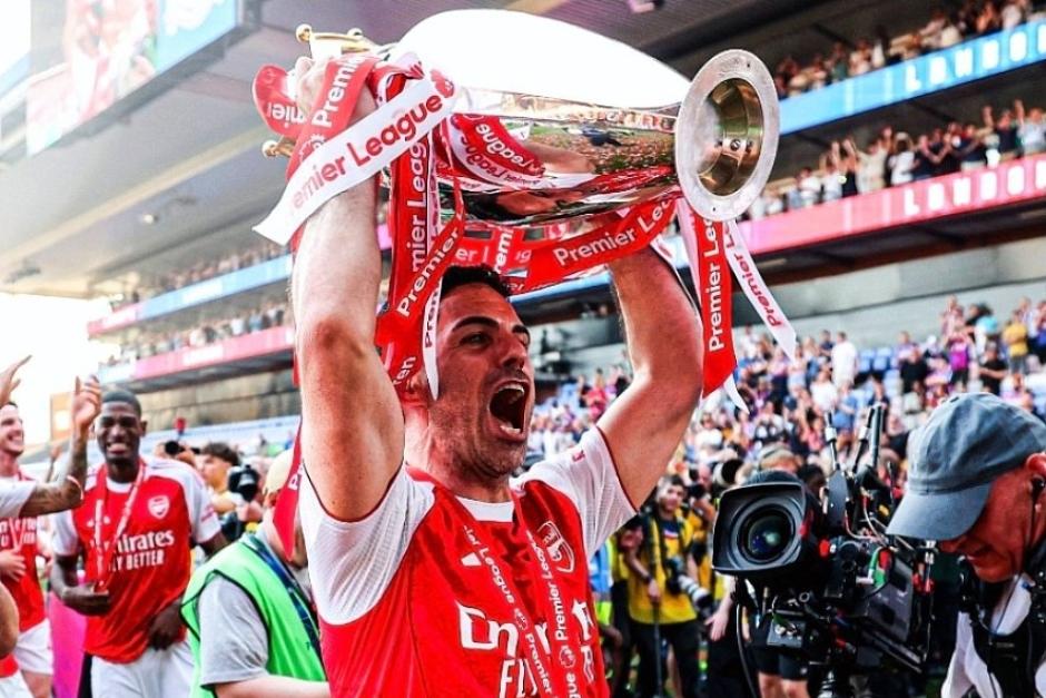 Mikel Arteta logró llevar al Arsenal a la cima de la Premier, tras 20 años de sequía. (Foto: AFP)