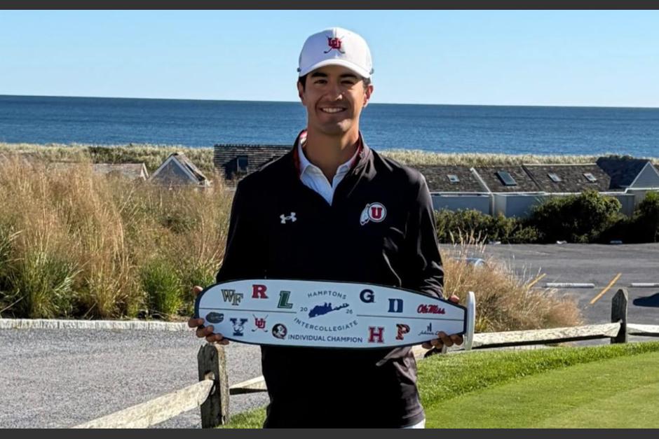Gabriel Palacios posa con el trofeo que lo proclama como campeón del Hamptons Intercollegiate, disputado en Nueva York. (Foto: Asogolf)