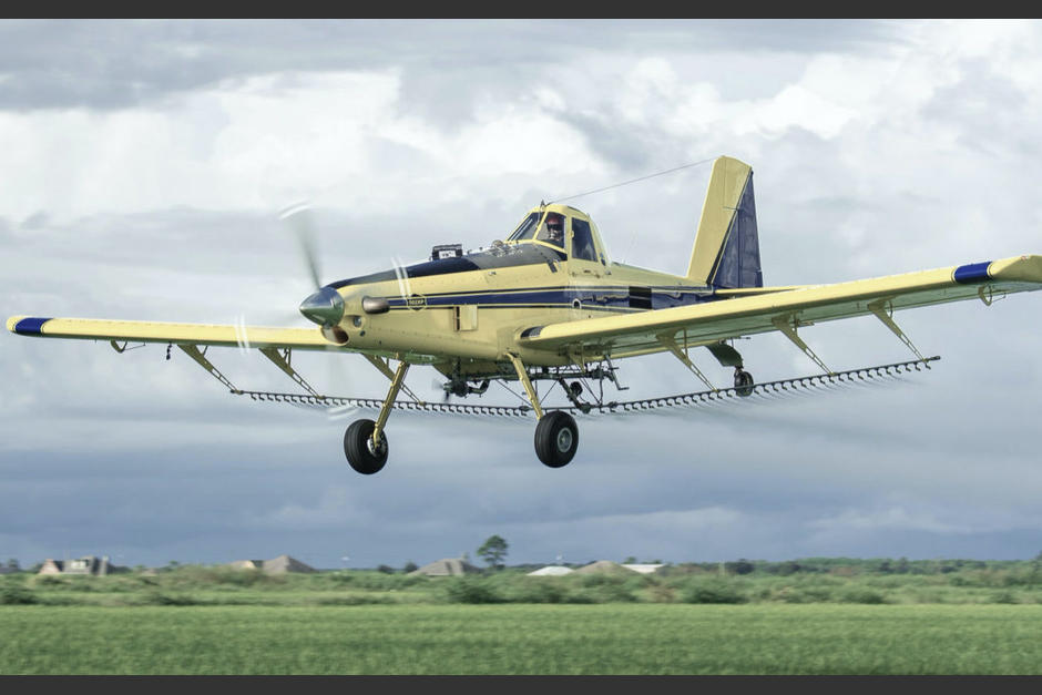 El avión agrícola cayó en una finca. (Foto: redes sociales)