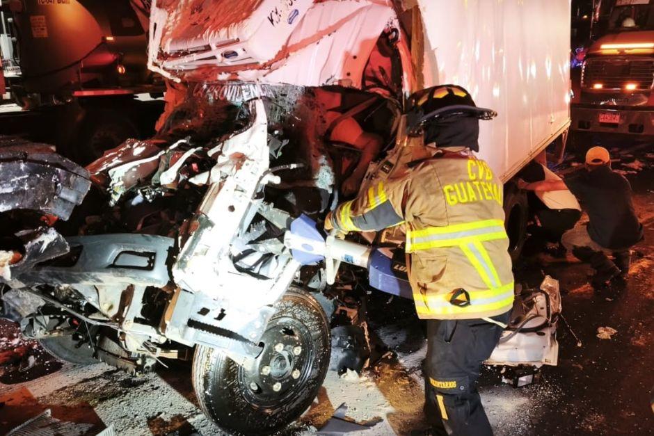 Dos personas murieron en un accidente ocurrido en la autopista hacia Puerto Quetzal. (Foto: Bomberos Voluntarios)