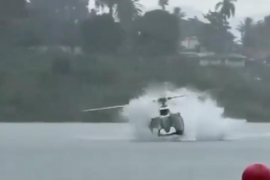 En el video se observa el momento exacto en el que car al agua. (Foto: Captura de video)