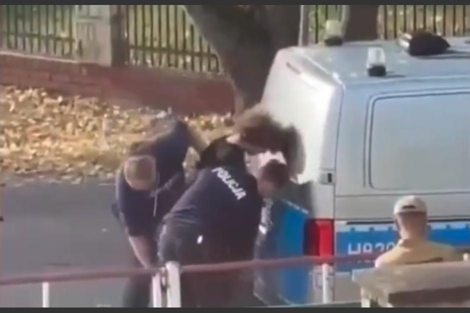 El director y un profesor de la escuela resultaron heridos. (Foto: captura de video)