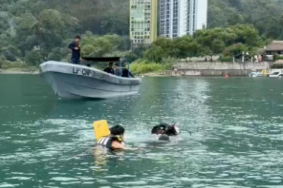 Personal de apoyo de la sección de rescate y salvamento acuático "Hombres Rana" apoyan en el lago. (Foto: Captura de video)