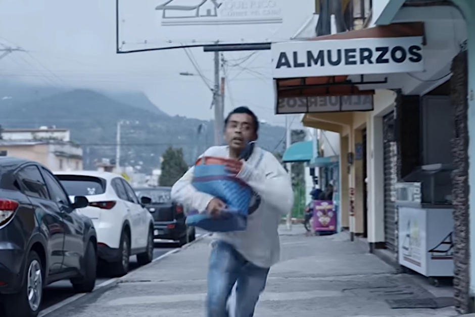 El cineasta guatemalteco Tavo Salazar creó una miniserie que comparte en redes sociales y se hace viral. (Foto: Captura de pantalla)