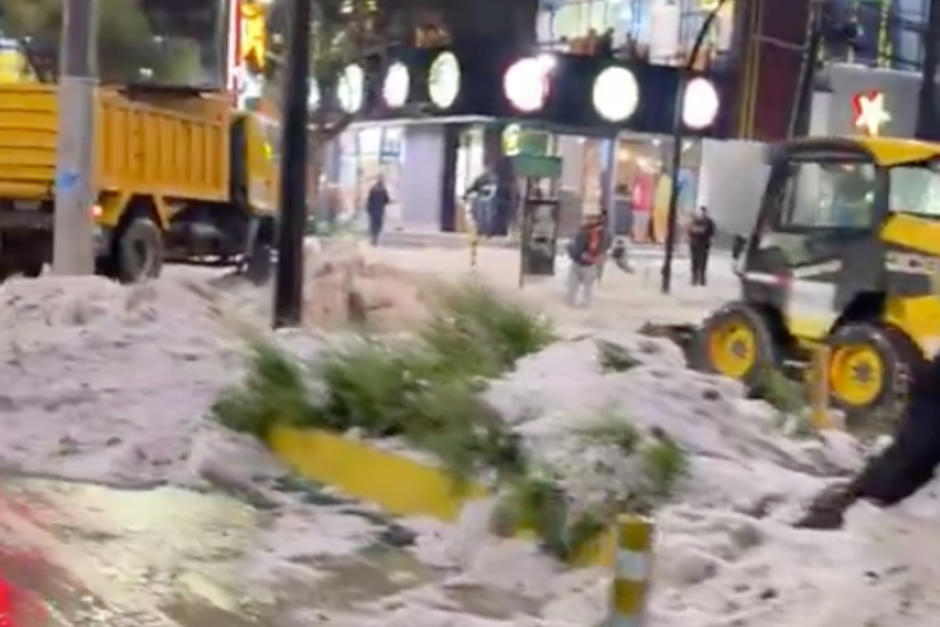 Una tormenta de granizo cubrió las calles de blanco. (Foto: Redes sociales)