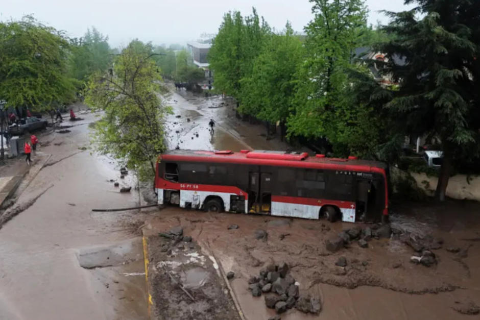 Aluvión un aluvión dejó las calles inundadas de barro en Santiago de Chile. (Foto: AFP)