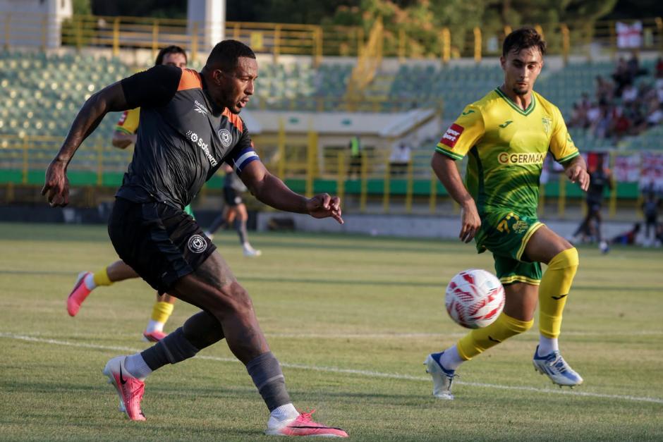 El delantero guatemalteco vio actividad en dos partidos de la actual temporada en Inglaterra. (Foto: MK Dons)