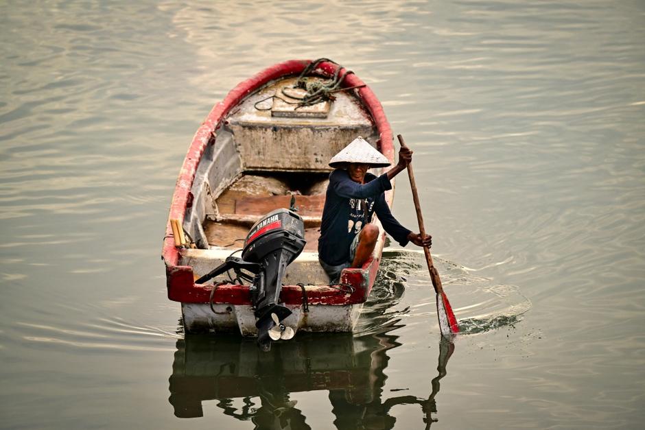 Los pescadores temen que la situación se agrave y tengan que buscar en otros lugares más lejanos. (Foto: AFP)