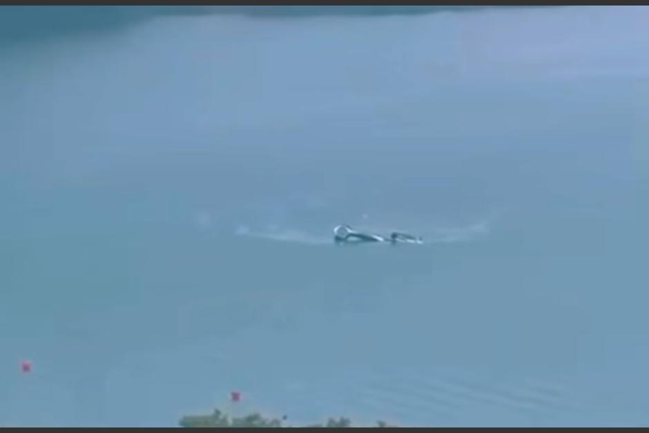 La aeronave se hundió segundos después del impacto. (Foto: captura de video)