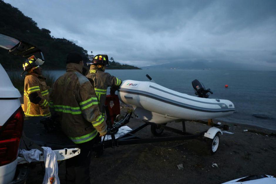 Bomberos Voluntarios mantienen la búsqueda de dos personas desaparecidas en el lago de Atitlán. (Foto: Bomberos Voluntarios)