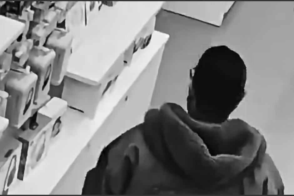 El hombre ignoraba que una cámara lo estaba grabando. (Foto: captura de video)