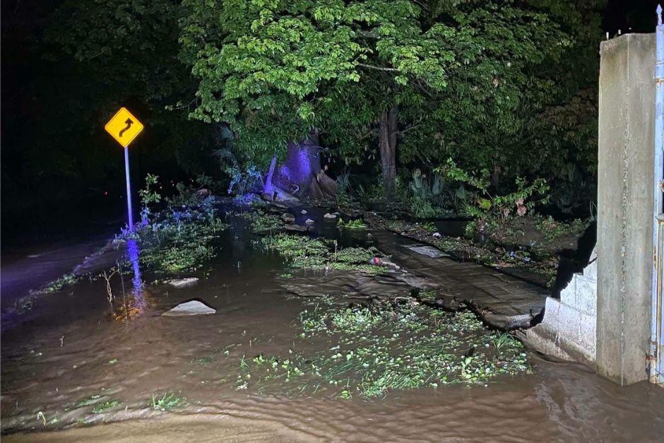 Las lluvias mantienen inundadas varias calles de El Progreso. (Foto: Redes sociales)