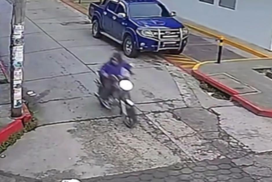 Fuerte choque en Quiché deja al conductor lesionado. (Foto vía: captura de video)