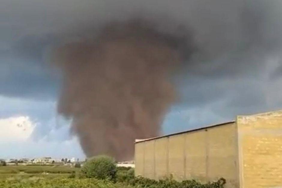 Varios daños materiales se registraron tras el paso feroz del torbellino. (Foto vía: RRSS)