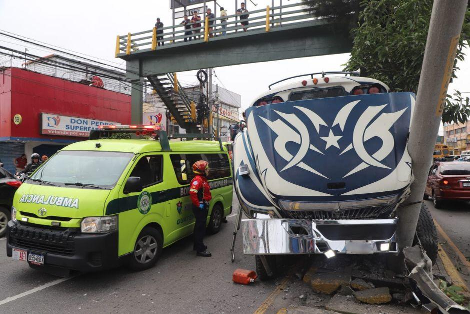 El piloto de un bus perdió el control tras ser atacado con arma blanca. (Foto: CBM)