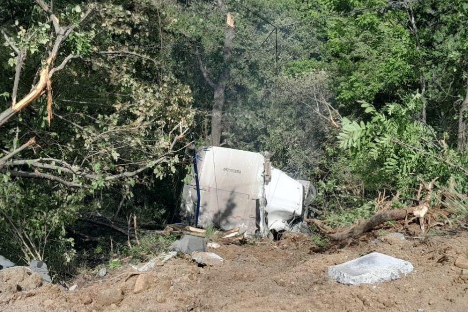 El camión quedó atrapado entre la maleza del barranco. (Foto vía: Bomberos Municipales Departamentales)