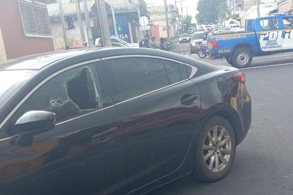 El vehículo recibió múltiples impactos de bala. (Foto vía: Policía Municipal de Tránsito)