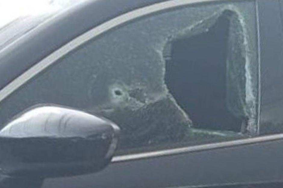 Los disparos impactaron al conductor y a su acompañante. (Foto vía: Policía Nacional Civil)