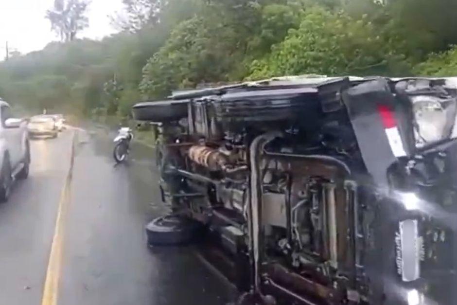 Los tripulantes del camión fueron evaluados por los Bomberos Municipales Departamentales tras el fuerte impacto. (Foto vía: captura de video)
