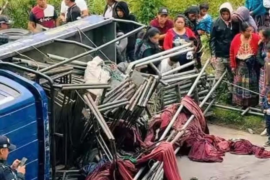 El vehículo quedó volcado sobre la cinta asfáltica. (Foto vía: Bomberos Municipales Departamentales)