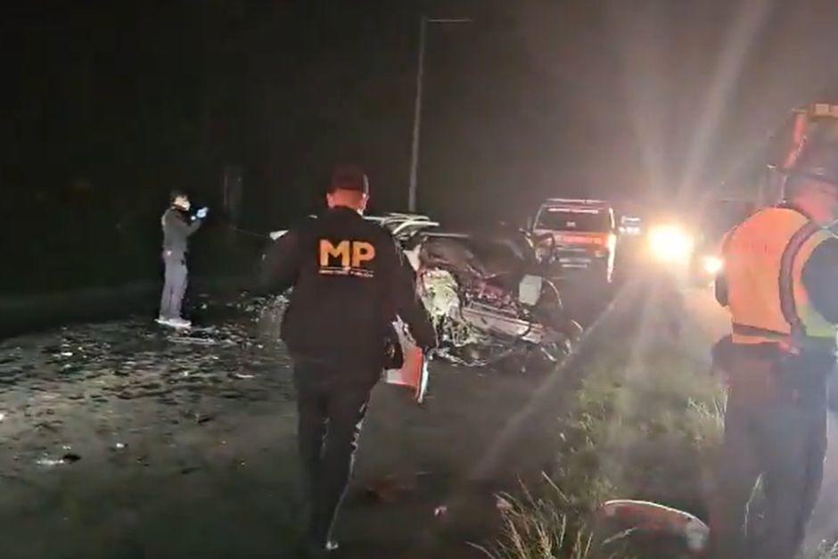 Los vehículos quedaron destruidos sobre los carriles que conducen a la capital. (Foto vía: captura de video)