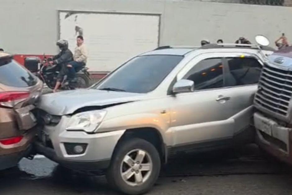 El accidente causó complicaciones en el tránsito. (Foto vía: captura de video)