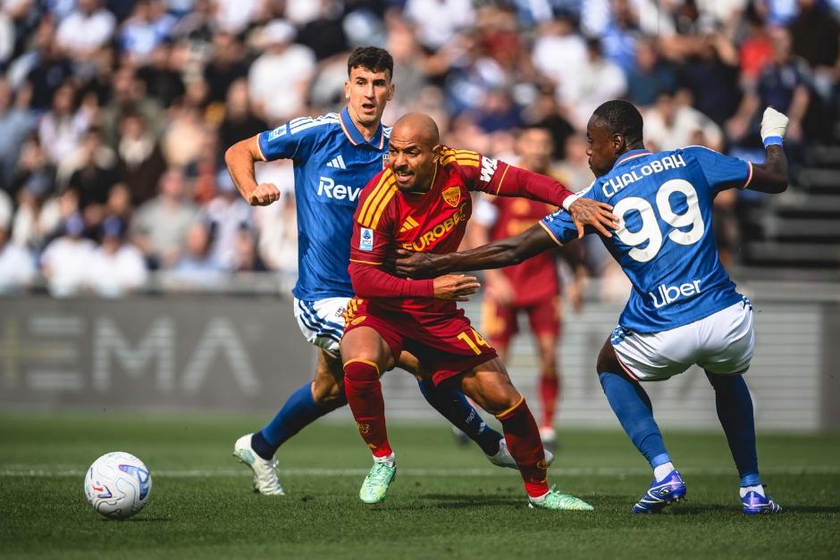 A pesar de la expulsión de Malen (14), la Roma rescató un punto en la casa del Como. (Foto: AS Roma)