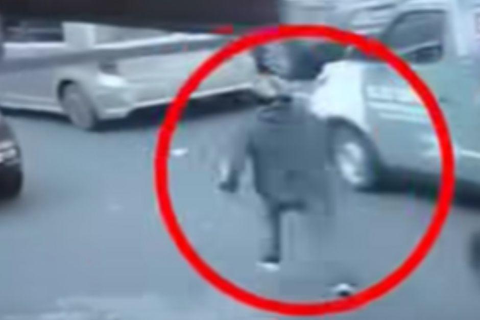El menor trató de escapar pero la PNC logró alcanzarlo. (Foto vía: captura de video)