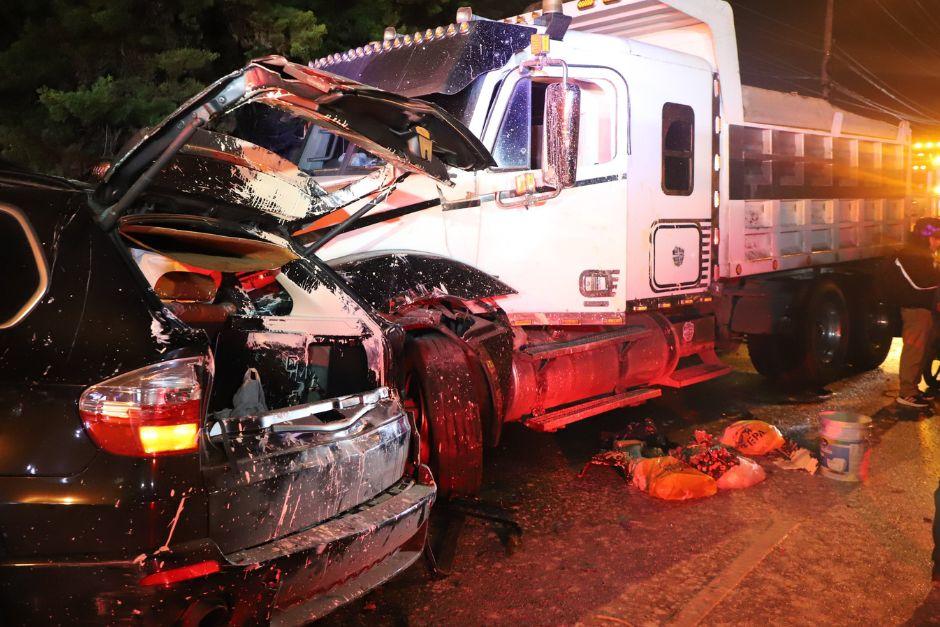Los conductores colisionaron sobre la ruta la madrugada del 11 de octubre. (Foto vía: Bomberos Municipales)